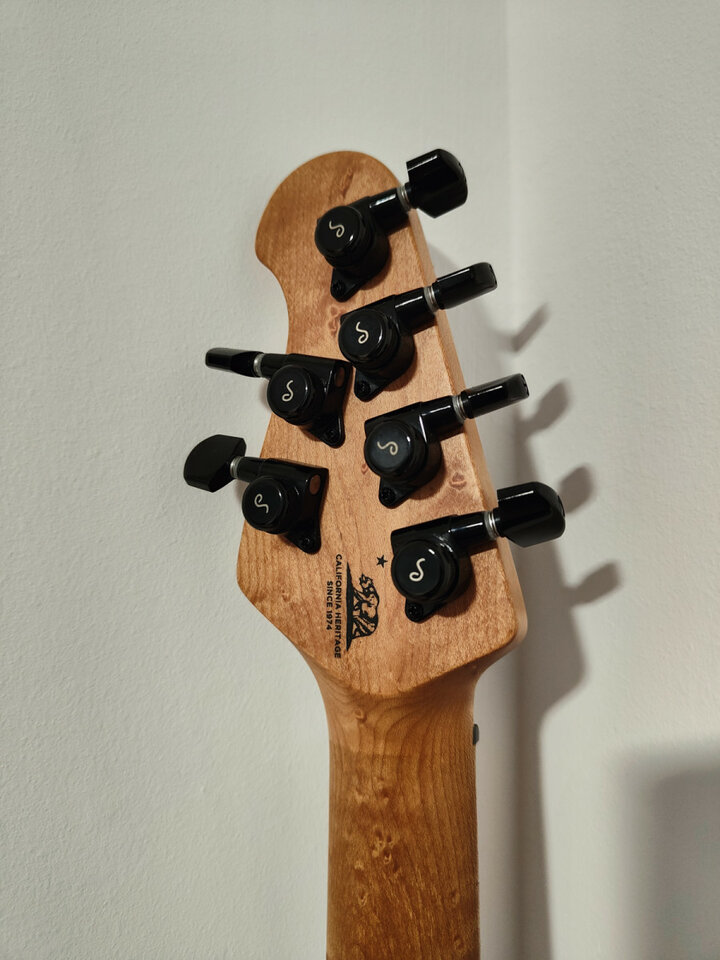 Guitarra Ernie Ball Music Man Sabre + estuche premium de segunda mano · Foto 4 de 10 · Lleida · 3995 €