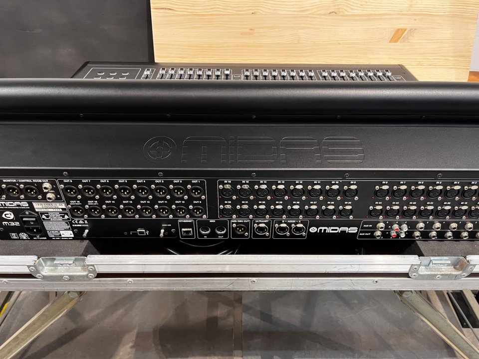 Mesa de sonido MIDAS M32 + Thon Mixercase Midas M-32