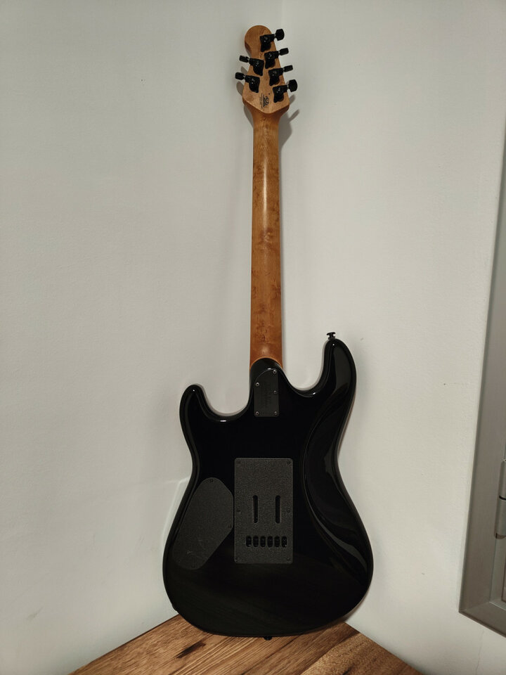 Guitarra Ernie Ball Music Man Sabre + estuche premium de segunda mano · Foto 5 de 10 · Lleida · 3995 €