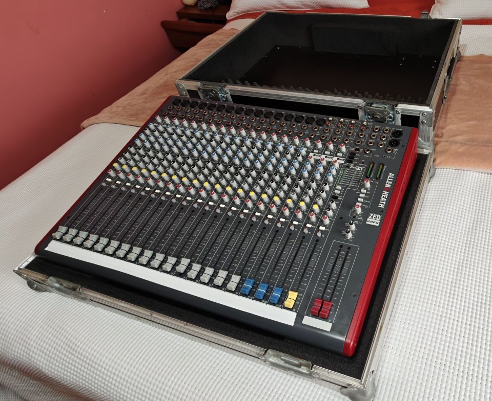 Allen & Heath ZED-22FX + Flightcase Thomann de segunda mano · Foto 8 de 9 · Lugo · 695 €