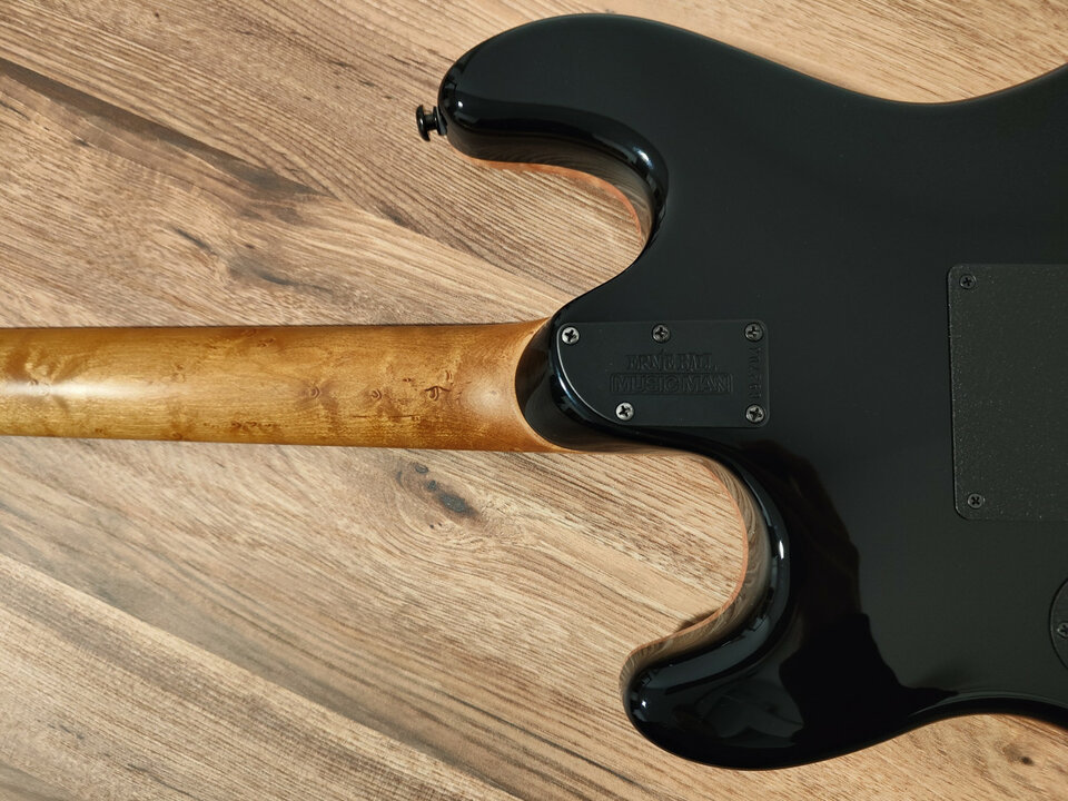 Guitarra Ernie Ball Music Man Sabre + estuche premium de segunda mano · Foto 6 de 10 · Lleida · 3995 €