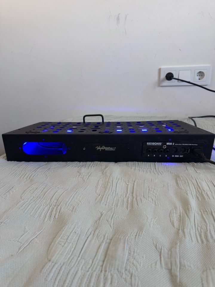 Pedalboard articulado 60x30+ rockboard M2V2+ fonda de segunda mano · Foto 3 de 10 · Madrid · 400 €
