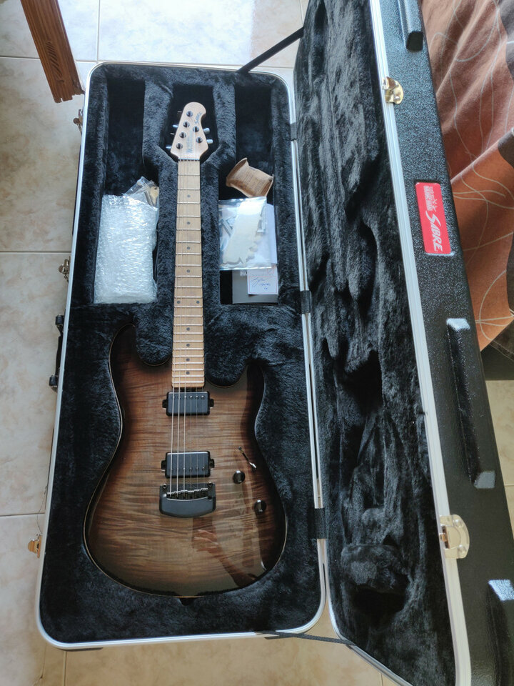 Guitarra Ernie Ball Music Man Sabre + estuche premium de segunda mano · Foto 8 de 10 · Lleida · 3995 €