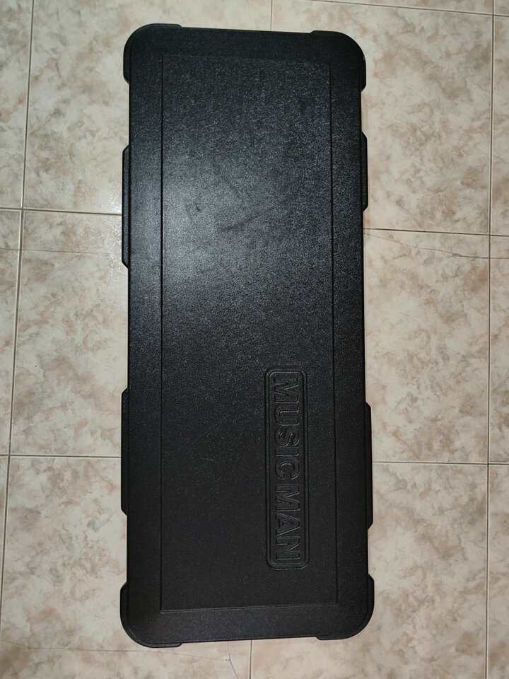 Guitarra Ernie Ball Music Man Sabre + estuche premium de segunda mano · Foto 9 de 10 · Lleida · 3995 €