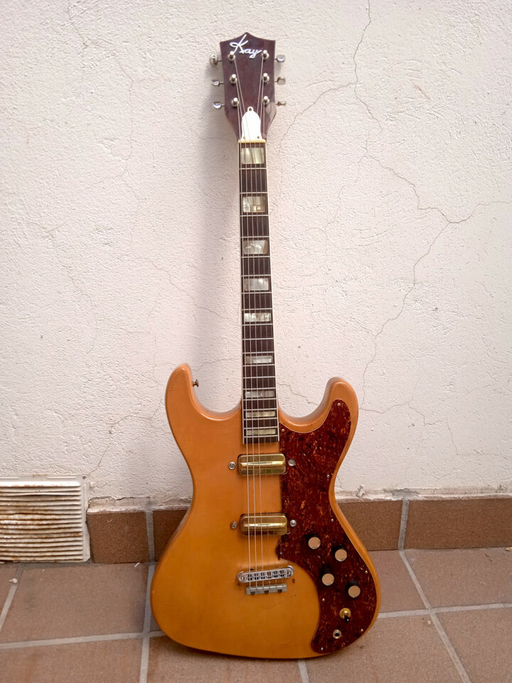 Kay K-300, fabricada en Chicago en 1964, diapasón en Brazilian RW