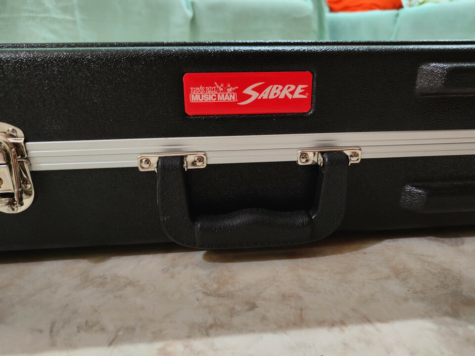 Guitarra Ernie Ball Music Man Sabre + estuche premium de segunda mano · Foto 10 de 10 · Lleida · 3995 €