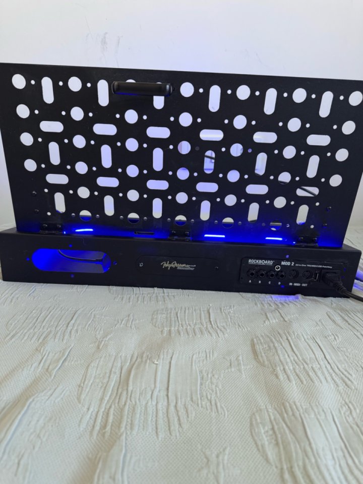 Pedalboard articulado 60x30+ rockboard M2V2+ fonda de segunda mano · Foto 7 de 10 · Madrid · 400 €