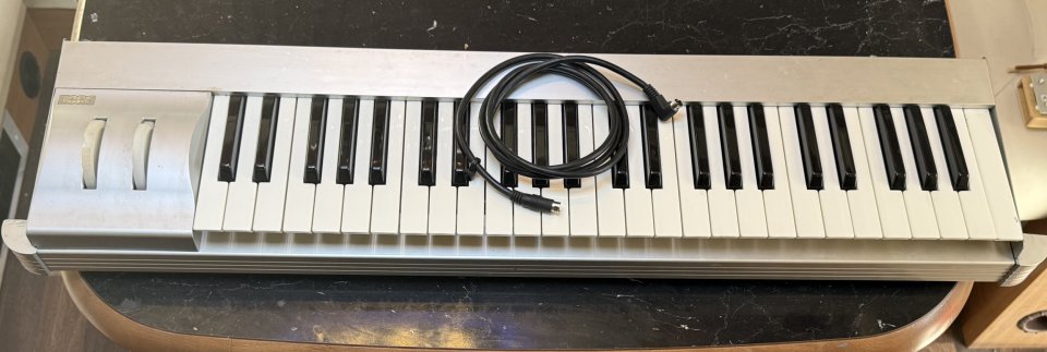 Teclado korg radias de segunda mano · Foto 1 de 2 · Asturias · 210 €
