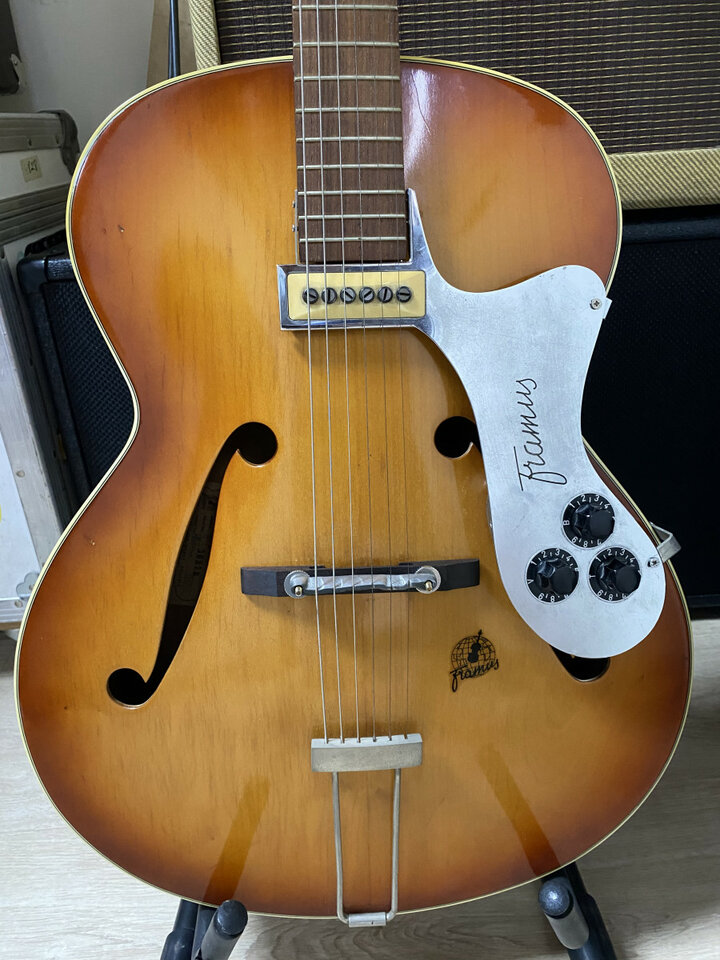 Framus Capri de 1961 con pastilla flotante y golpeador.