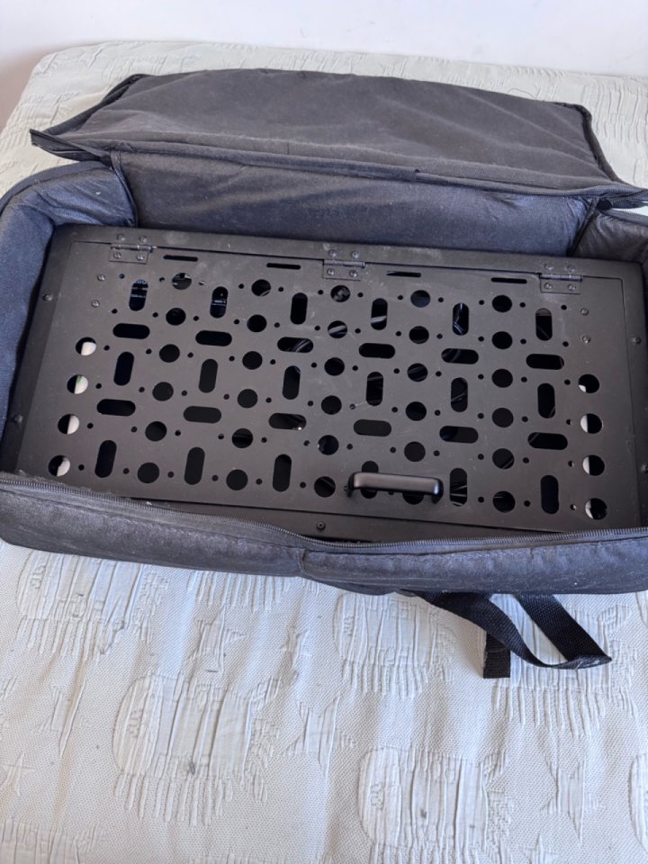 Pedalboard articulado 60x30+ rockboard M2V2+ fonda de segunda mano · Foto 8 de 10 · Madrid · 400 €