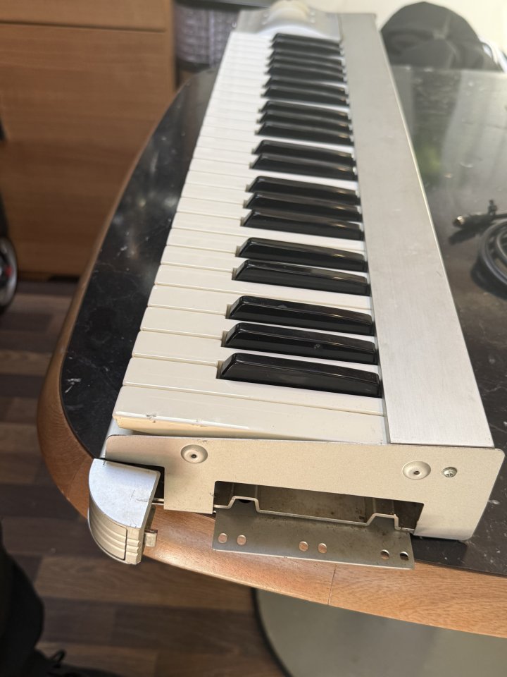 Teclado korg radias de segunda mano · Foto 2 de 2 · Asturias · 210 €