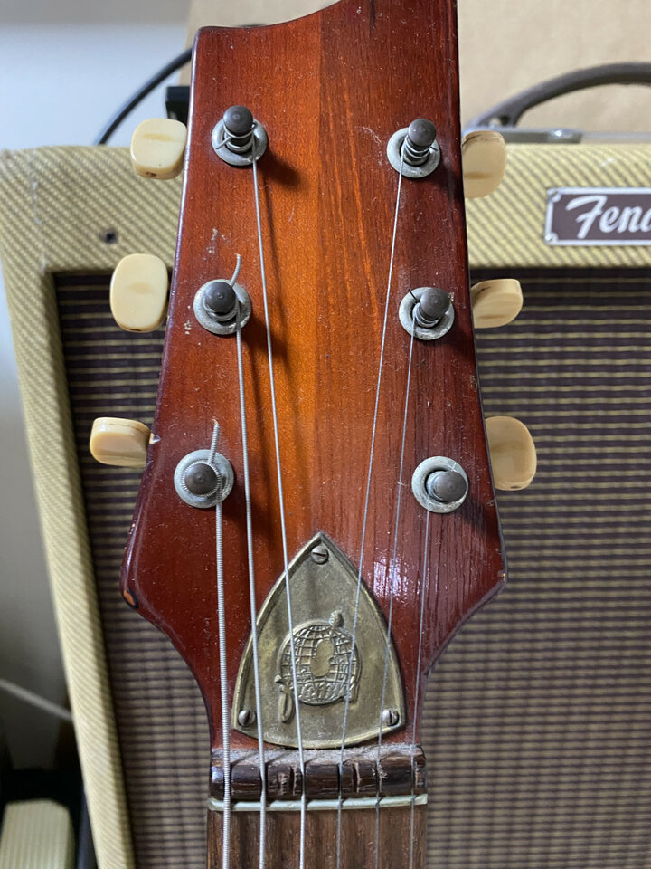 Framus Capri de 1961 con pastilla flotante y golpeador.