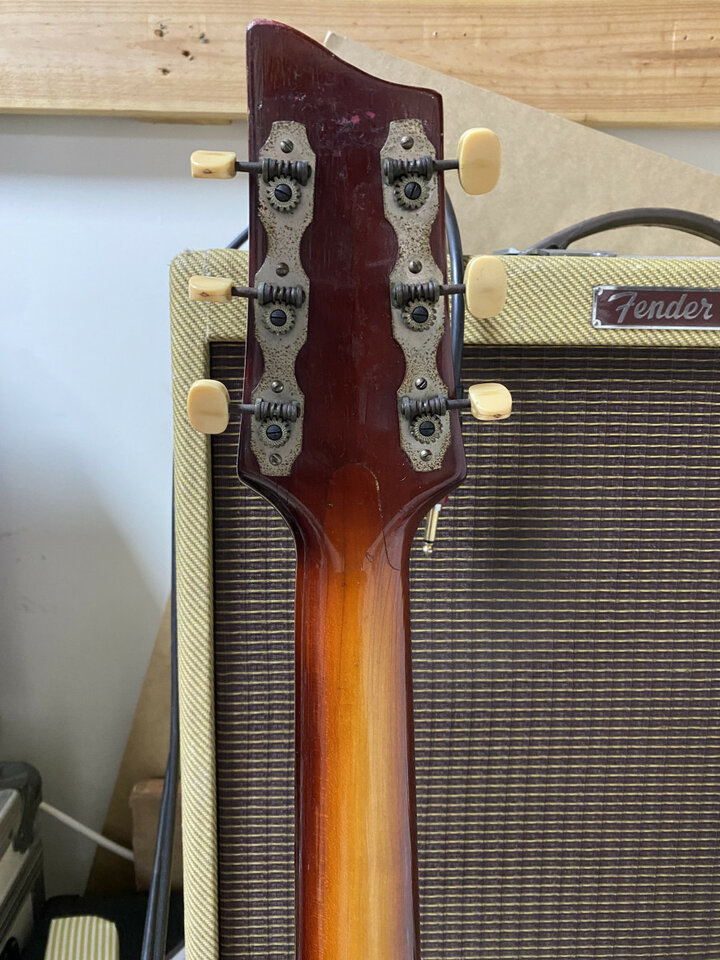 Framus Capri de 1961 con pastilla flotante y golpeador.