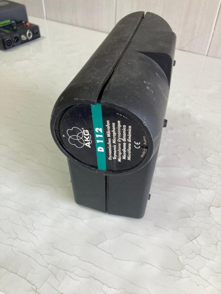 Micrófono AKG d112 en buen estado de segunda mano · Foto 2 de 2 · Barcelona · 105 €