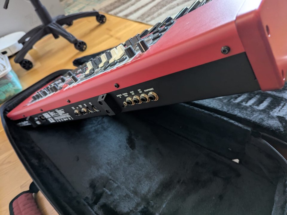 Nord Electro 6D 61 + Funda + Pedal de sustain de segunda mano · Foto 7 de 7 · Pontevedra · 1500 €