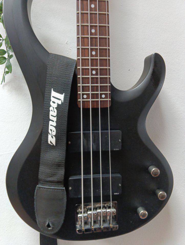 Bajo ibanez de segunda mano · Foto 1 de 10 · Sevilla · 250 €