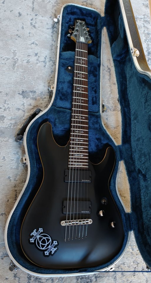 Schecter Demon 7 mejorada con Blackout.
