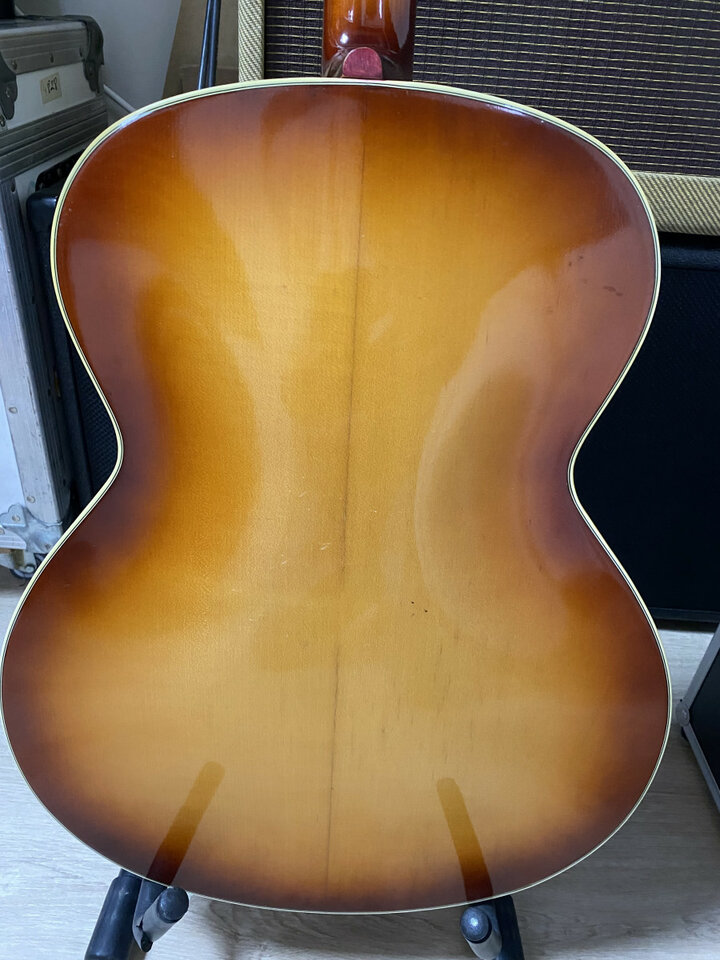 Framus Capri de 1961 con pastilla flotante y golpeador.