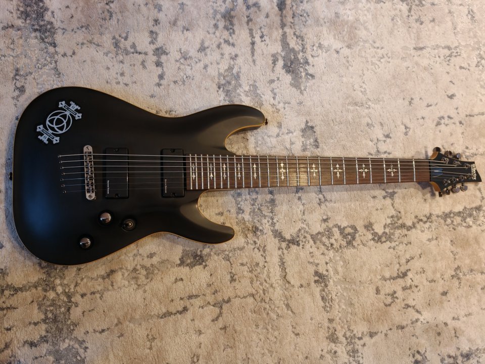 Schecter Demon 7 mejorada con Blackout.