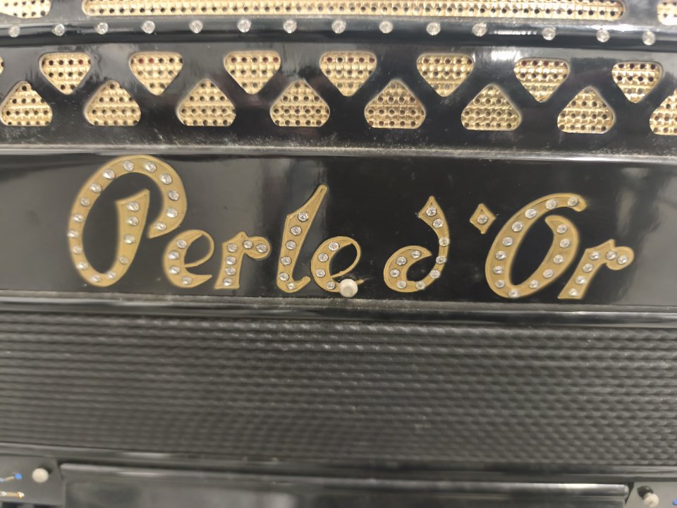 Acordeón Profesional Perle d'Or | 41 Teclas / 120 Bajos / 9 Registros (Gama Alta) de segunda mano · Foto 3 de 10 · Madrid · 3600 €