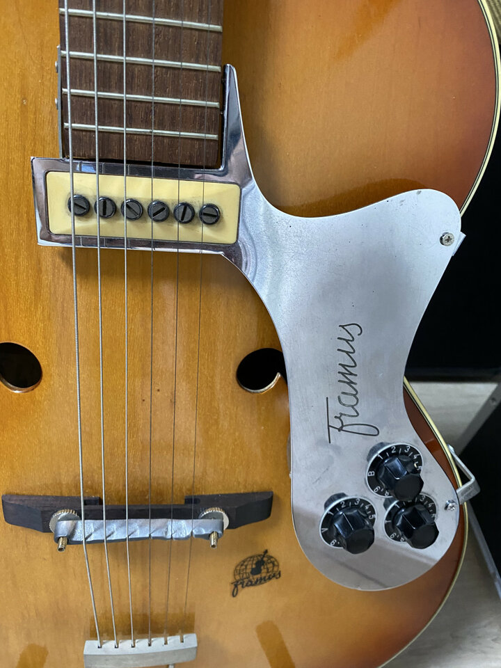 Framus Capri de 1961 con pastilla flotante y golpeador.
