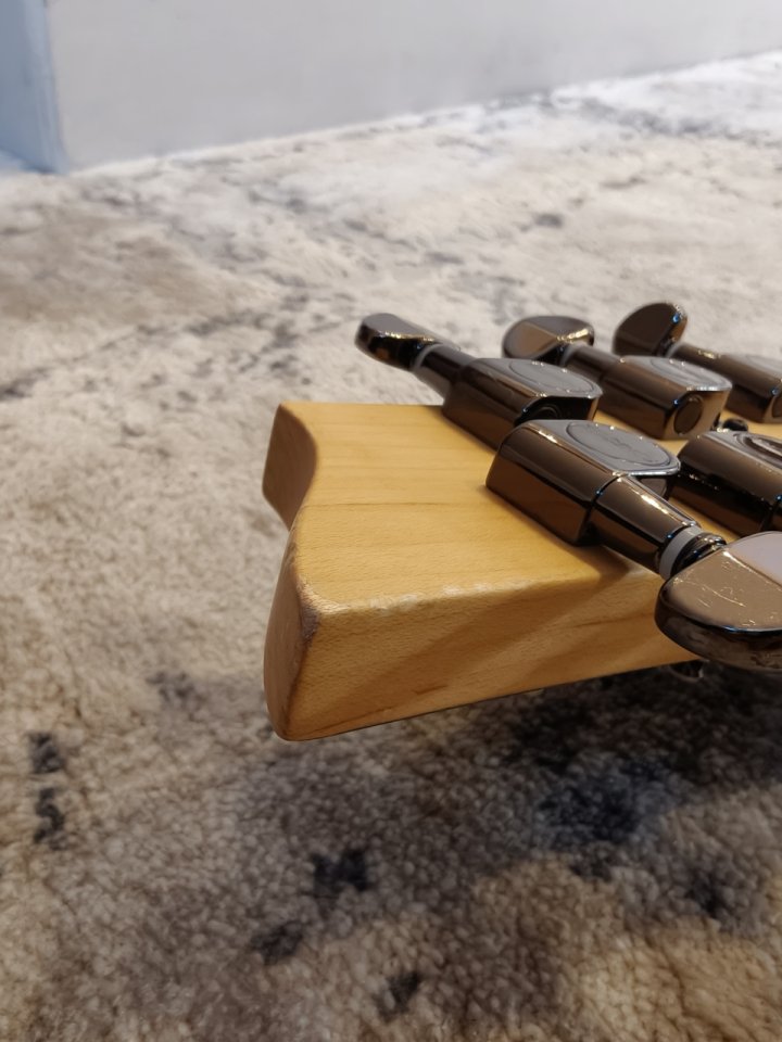 Schecter Demon 7 mejorada con Blackout.