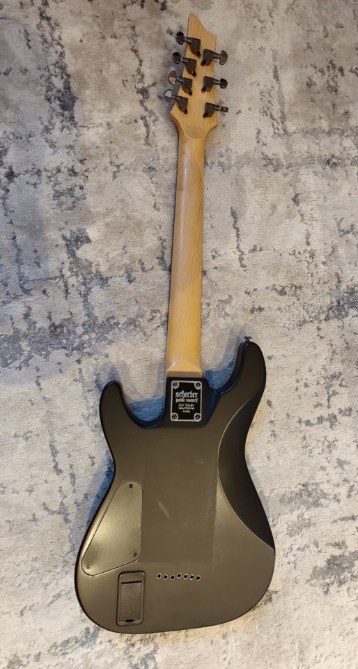 Schecter Demon 7 mejorada con Blackout.