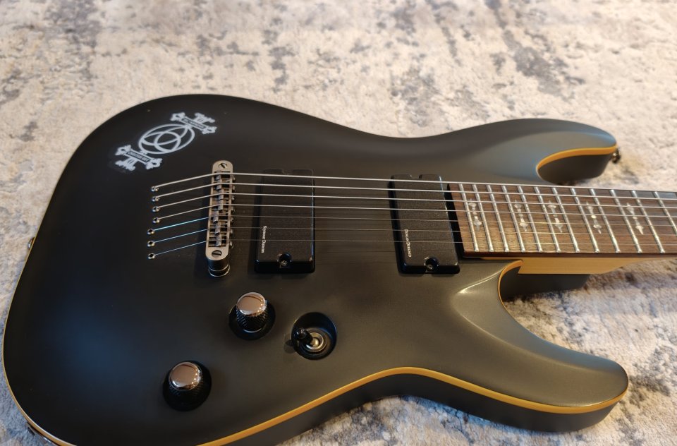 Schecter Demon 7 mejorada con Blackout.