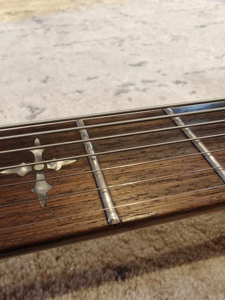 Schecter Demon 7 mejorada con Blackout.