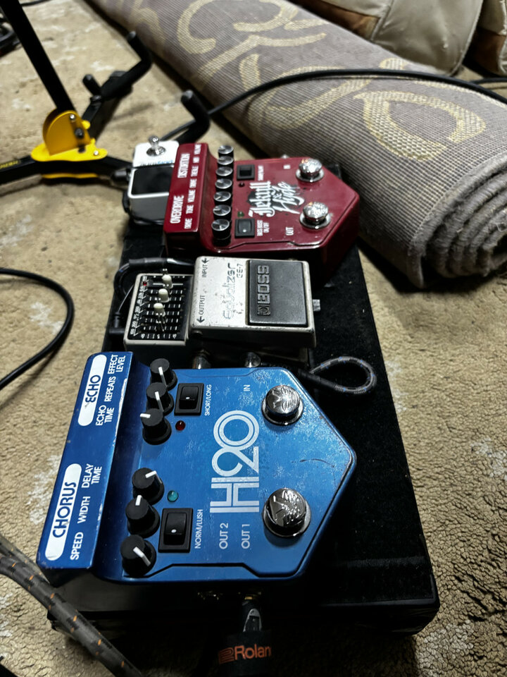 Pedalera compacta muy manejable con lo necesario