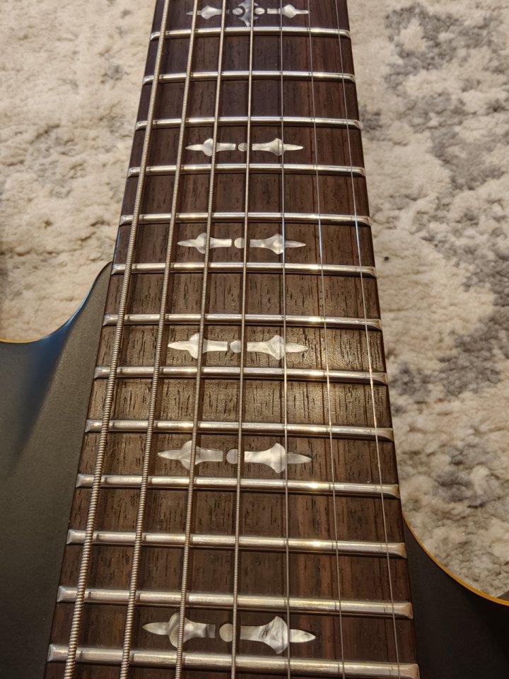 Schecter Demon 7 mejorada con Blackout.