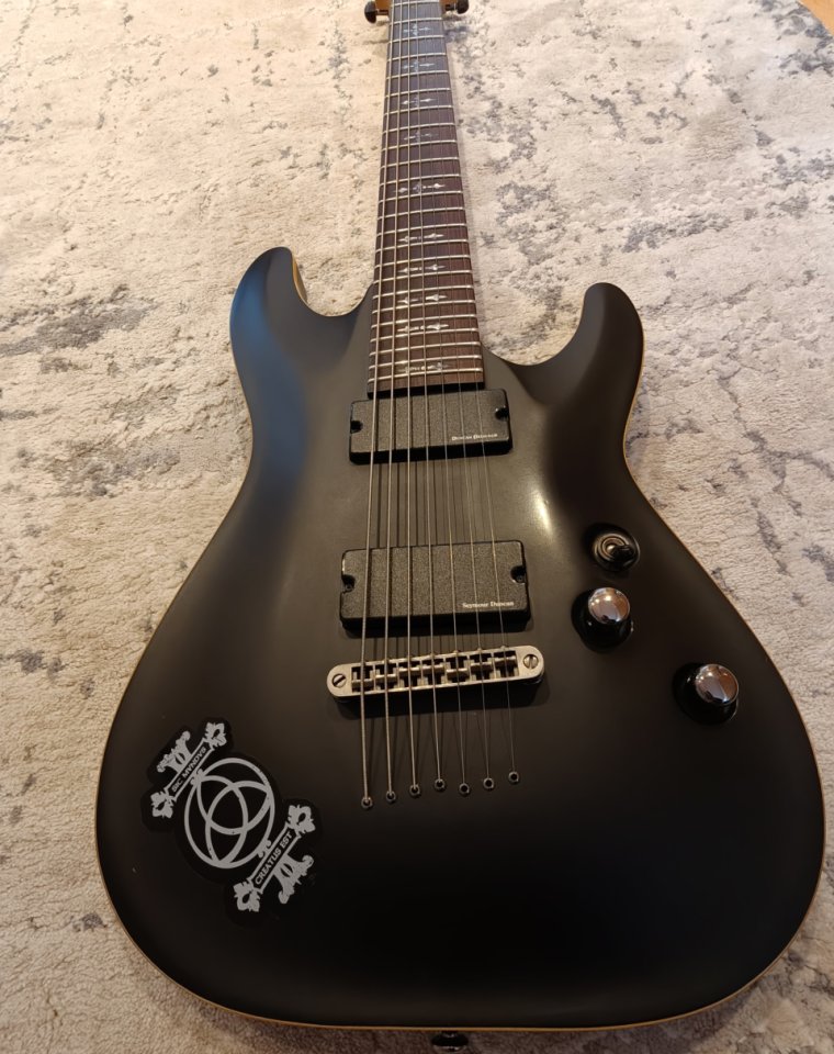 Schecter Demon 7 mejorada con Blackout.