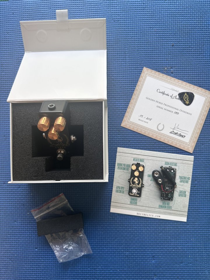 Decibelics Golden Horse de segunda mano · Foto 1 de 4 · Cádiz · 190 €