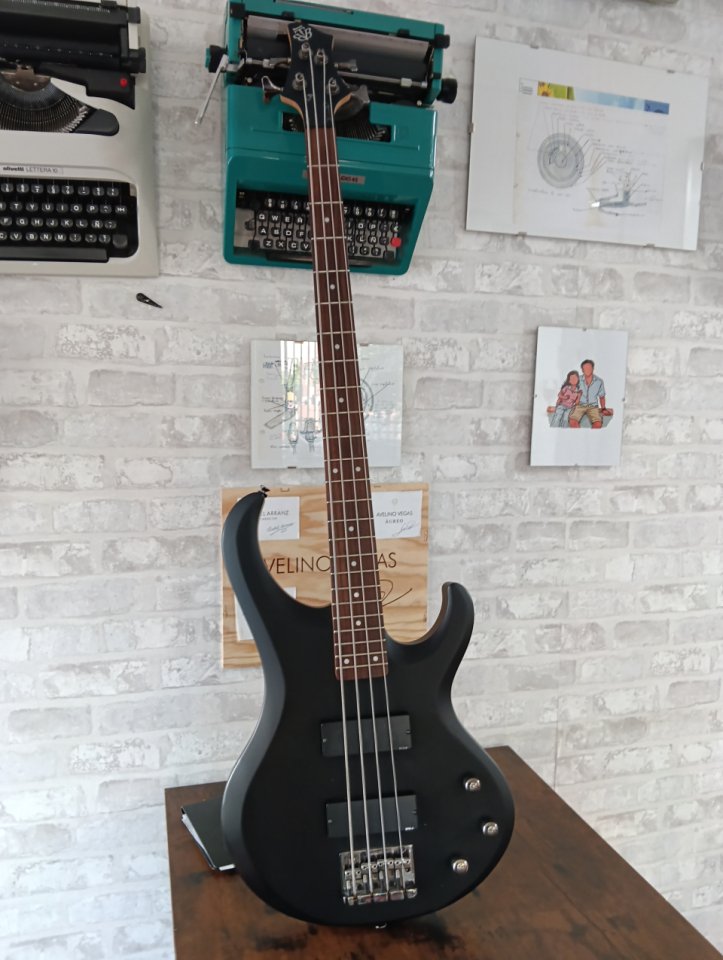Bajo ibanez de segunda mano · Foto 2 de 10 · Sevilla · 250 €