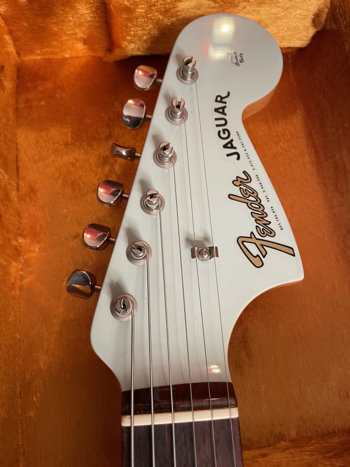 Fender FSR Jaguar American Vintage 62 Thin Skin de segunda mano · Foto 3 de 6 · Gipuzkoa · 2985 €