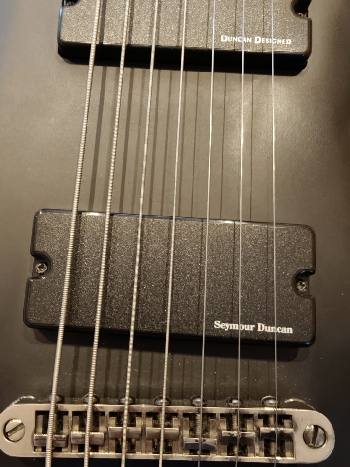 Schecter Demon 7 mejorada con Blackout.