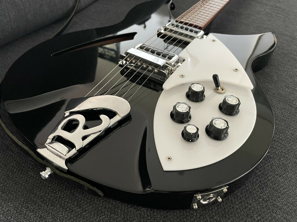 Rickenbacker 330 Jet Glo