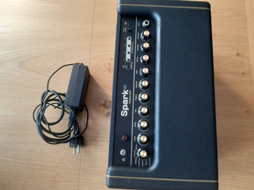 Positive Grid Spark 40 BK + Bolso de segunda mano · Foto 1 de 8 · Navarra · 210 €