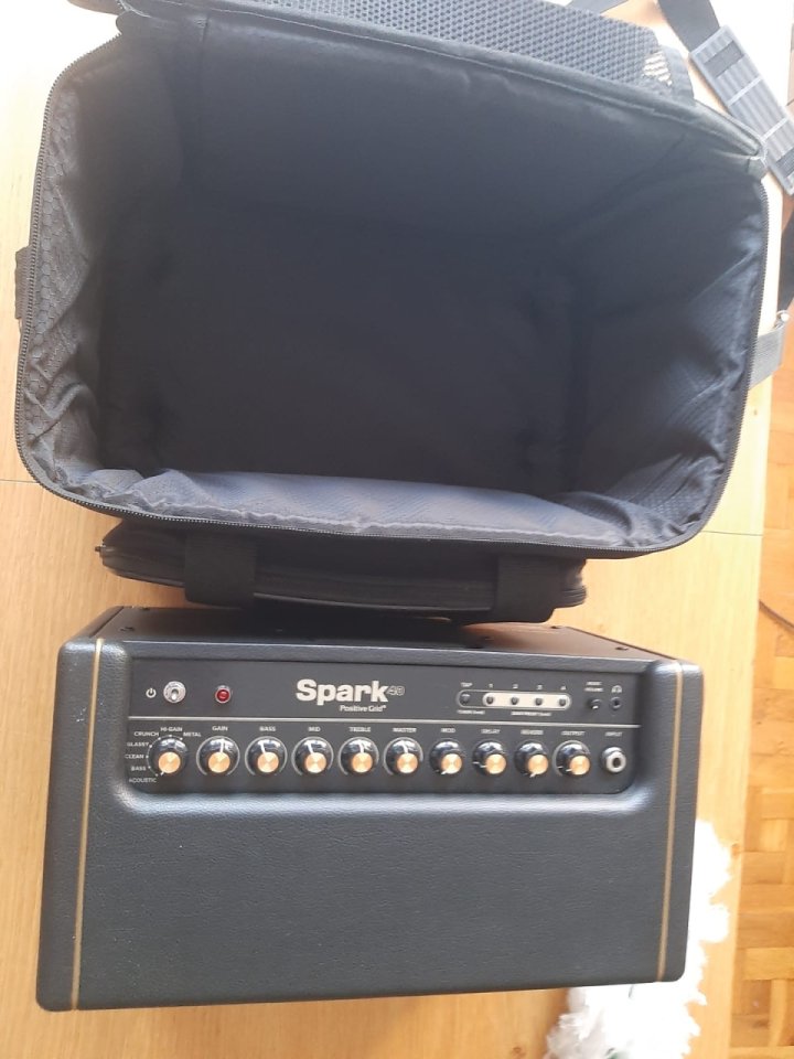 Positive Grid Spark 40 BK + Bolso de segunda mano · Foto 2 de 8 · Navarra · 210 €