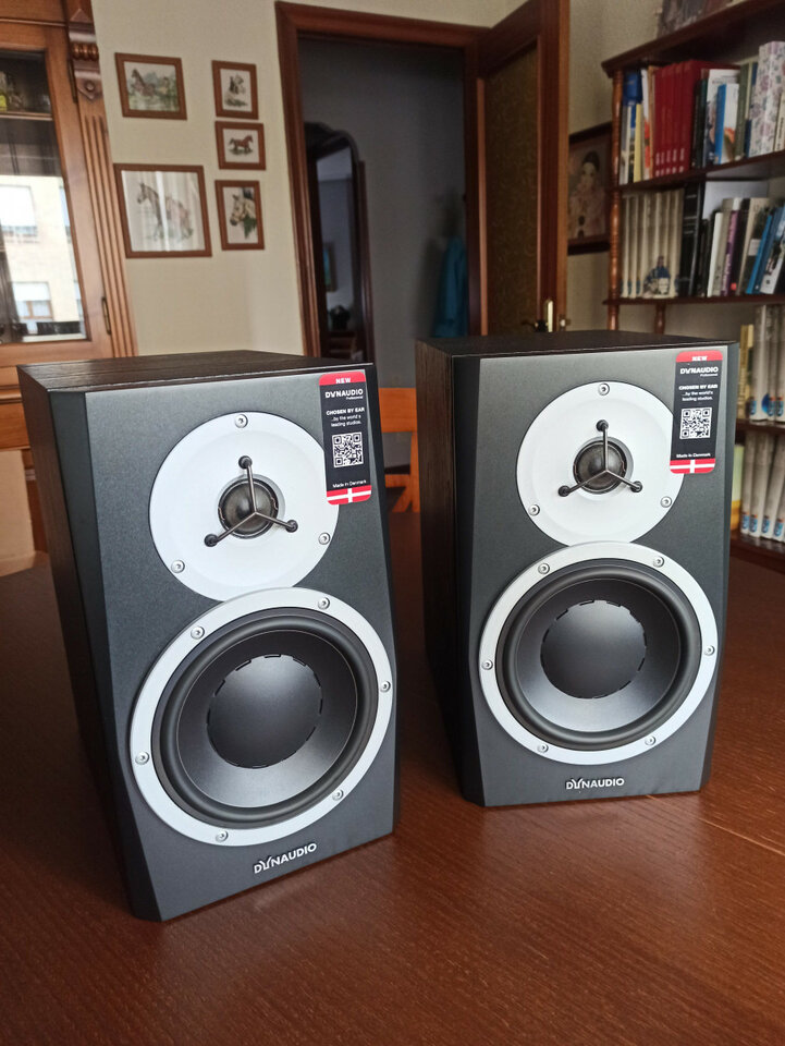 Monitores de estudio Dynaudio BM5 Mk3 + stands de mesa + stands de suelo