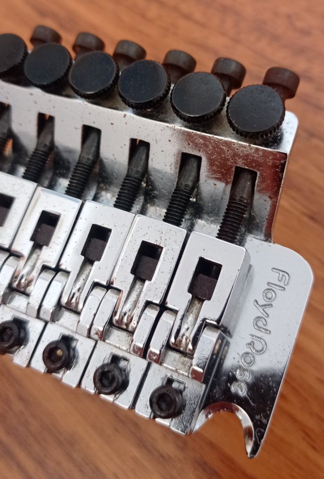 Puente para guitarra eléctrica Floyd Rose Original de segunda mano · Foto 3 de 9 · Cuenca · 225 €
