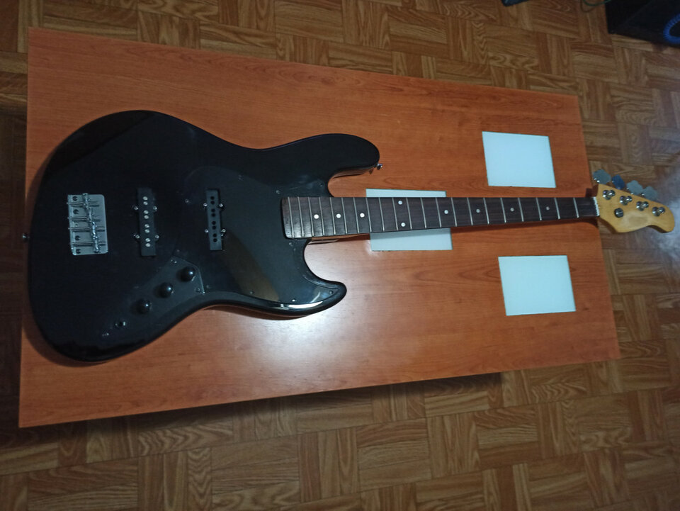 Cuerpo y mastil tipo Jazz Bass.