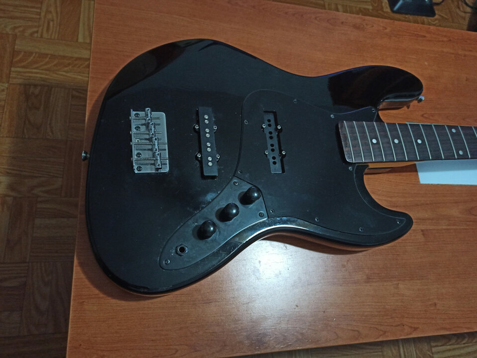 Cuerpo y mastil tipo Jazz Bass.