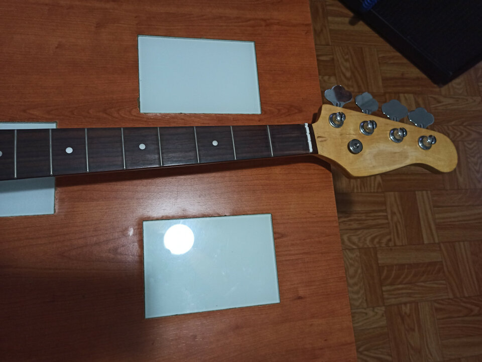 Cuerpo y mastil tipo Jazz Bass.