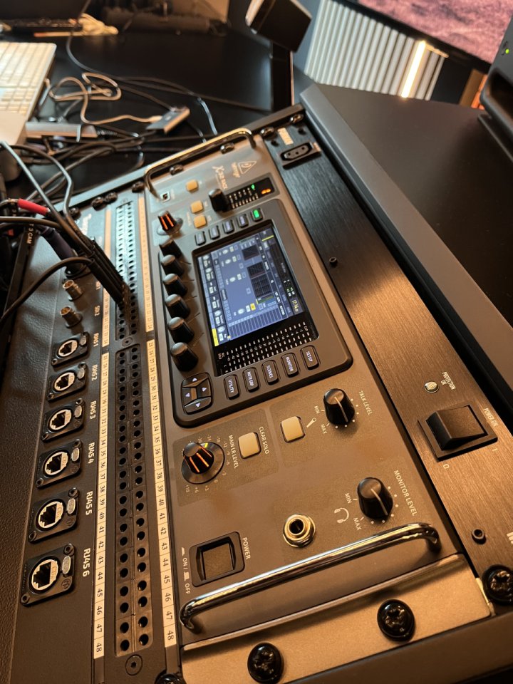 Behringer X32 Rack - 40 canales de entrada / 25 buses