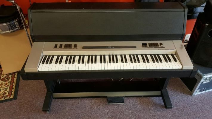 Kawai 705M piano electro acústico con midi