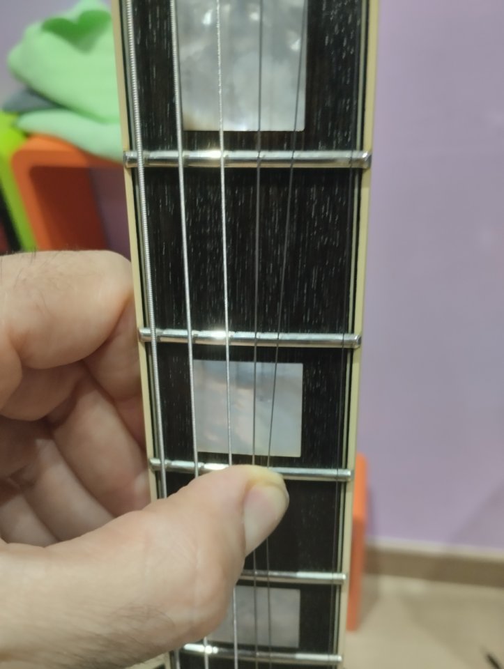 D'Angelico Mini DC con B&B pickups