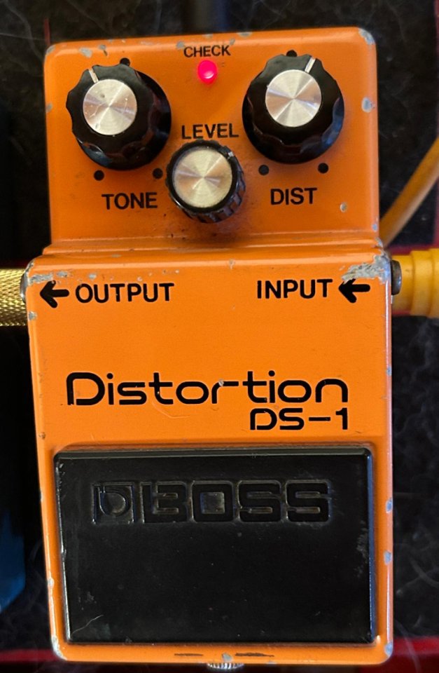 Vintage Boss distortion ds-1 de 1980 , silver screw, japonés black label.