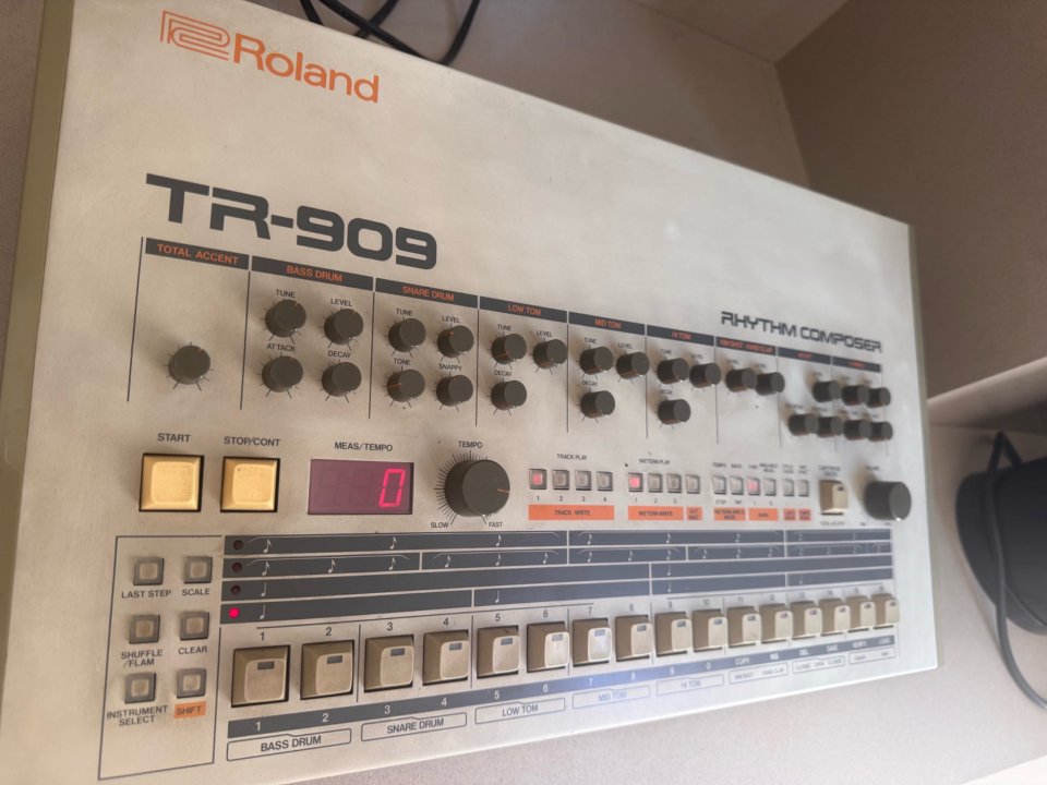 Roland TR 909 Rhythm Composer de segunda mano · Foto 1 de 7 · Barcelona · 4500 €