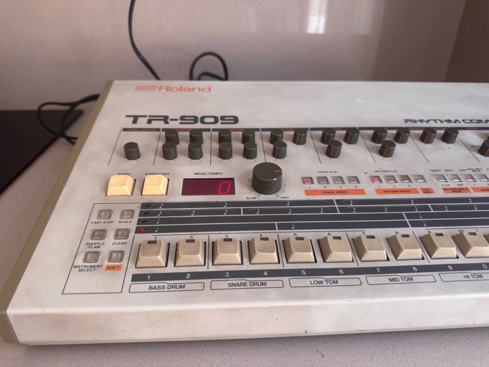 Roland TR 909 Rhythm Composer de segunda mano · Foto 2 de 7 · Barcelona · 4500 €